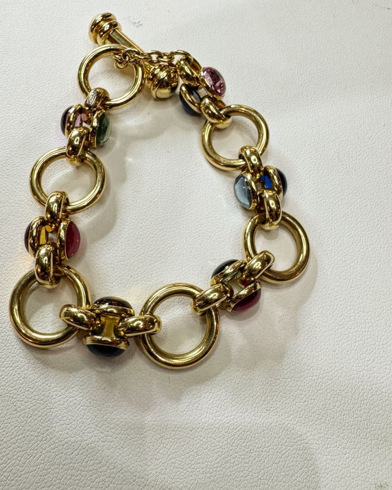 Référence 2584541
Un bracelet or jaune 18 carats 750/1000 D un poids de 30,92g avec pierres fines et précieuses
Prix sur demande