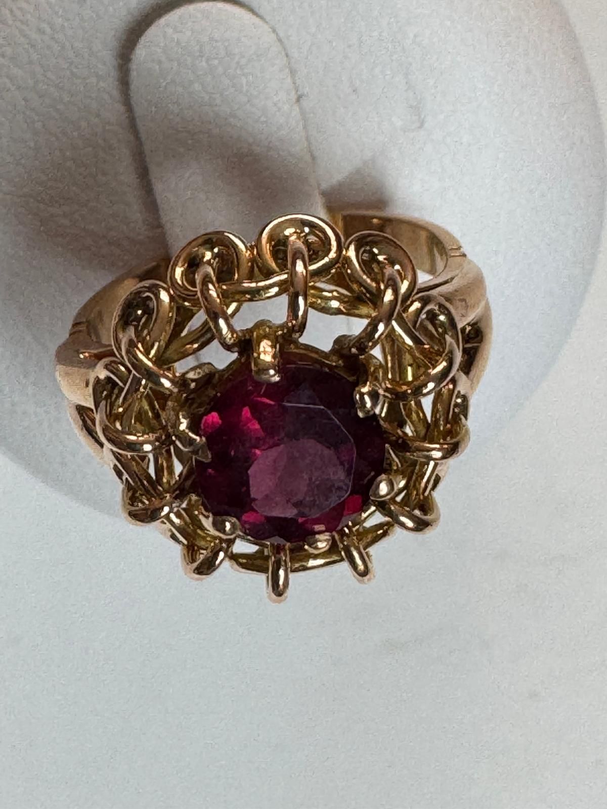 Référence 2909736 . Bague des années 30 en or rose 18 carats 750/1000, corps en V , volutes, et une magnifique rhodolite . État exceptionnel.
5,78 g
850 euros