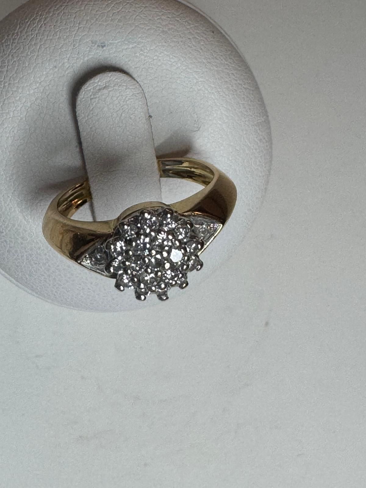 Référence 2909760. Une bague de seconde main en or jaune 18 carats de type marguerite avec ses diamants, et cela même sur les palmettes
Poids : 5,54 g
970 euros