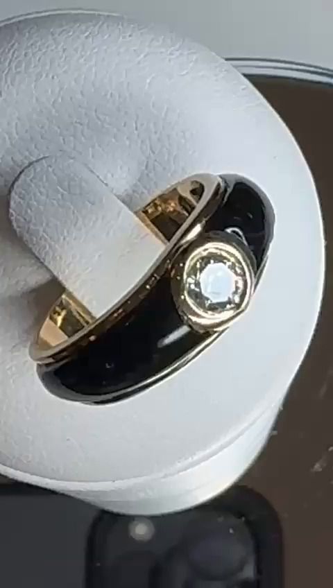 Bague de seconde main
Bague des années 80
Or Jaune 18 carats 750/°°°
Avec sa résine noire
Et son diamant central de 0,35 carat .
Poids :4,50 grammes
Prix de vente : 1200.00 €
2909892