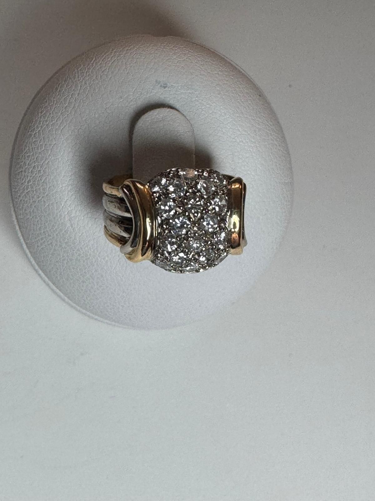 Bague de seconde main
Une bague bicolor
Or 18 carats 750/°°°
Avec 21 brillants de 0,05 carat soit 1 carat 05 au total
Serti a grains
Poids 5,49 grammes
Prix de vente : 970.00 €
2909894