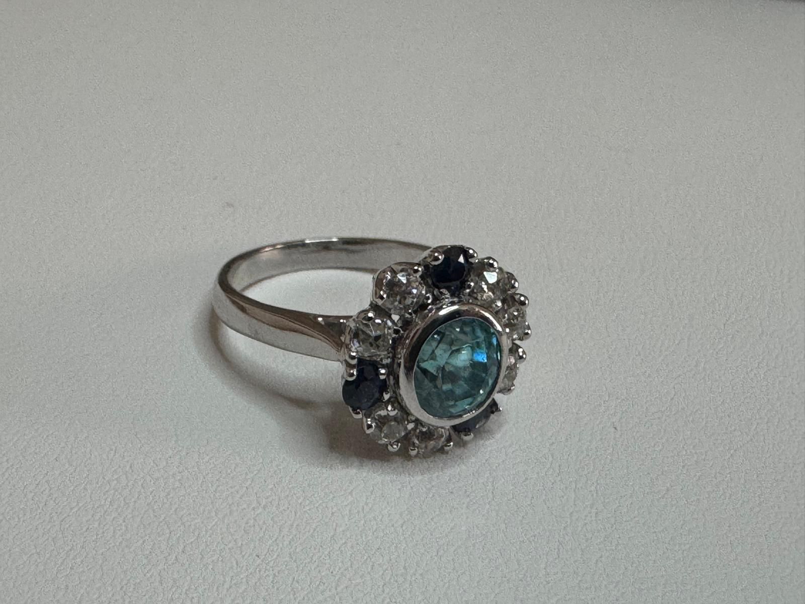 Bague entourage
- Or blanc 18 carats 750/°°°
- Pierre centrale zircon bleu coussin 3.05 carat
- 3 saphirs bleus pour un total de 0.43 carat
- 5 brillants pour un total de 0.56 carat
- Poids : 5.85 grammes
Prix de vente : 2400.00 €
2909945