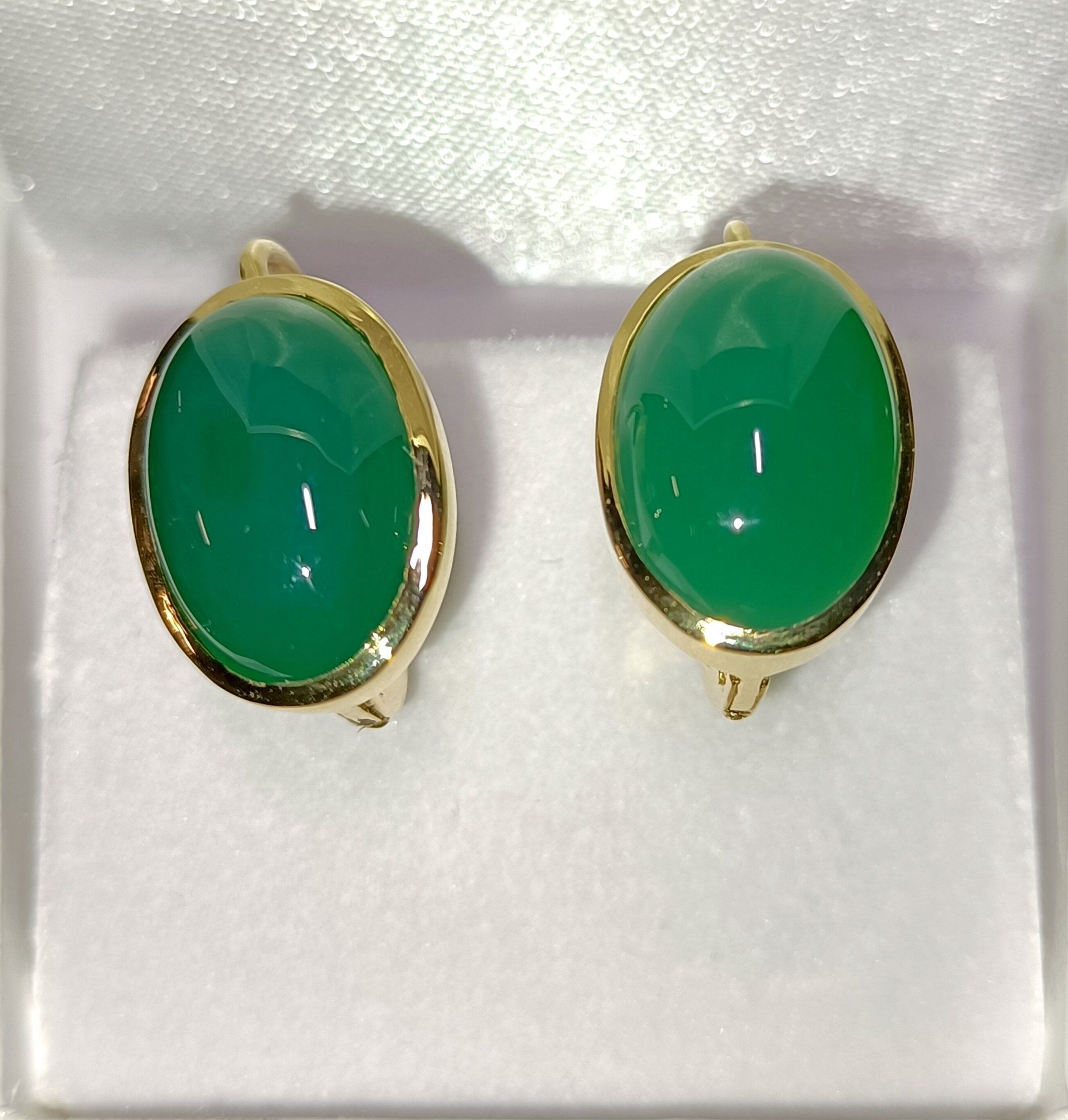 Boucles d'oreilles or jaune et cabochons chrysoprase