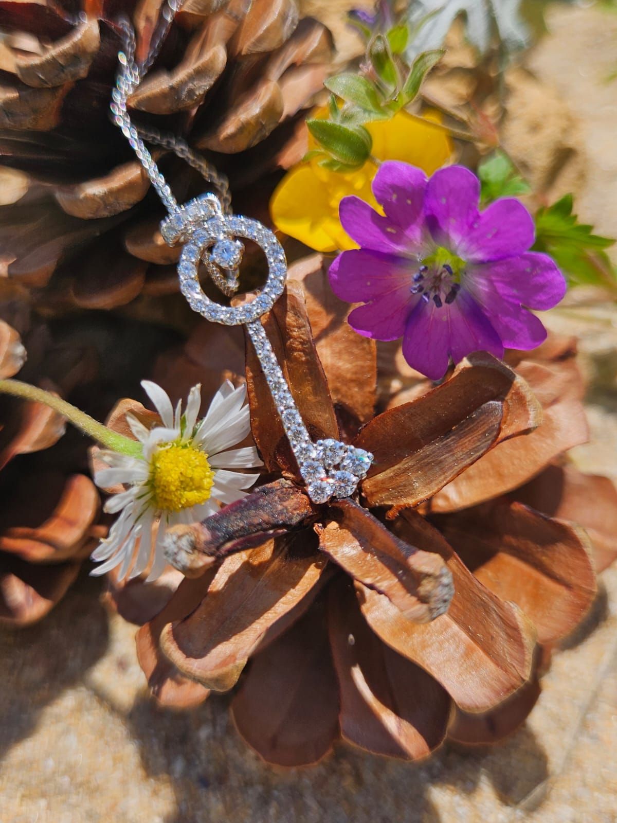 Chaine et pendentif neuf
Or blanc 18 carats 750/°°°
Avec des brillants pour un total de 0.44 carat
Poids : 4.00 grammes