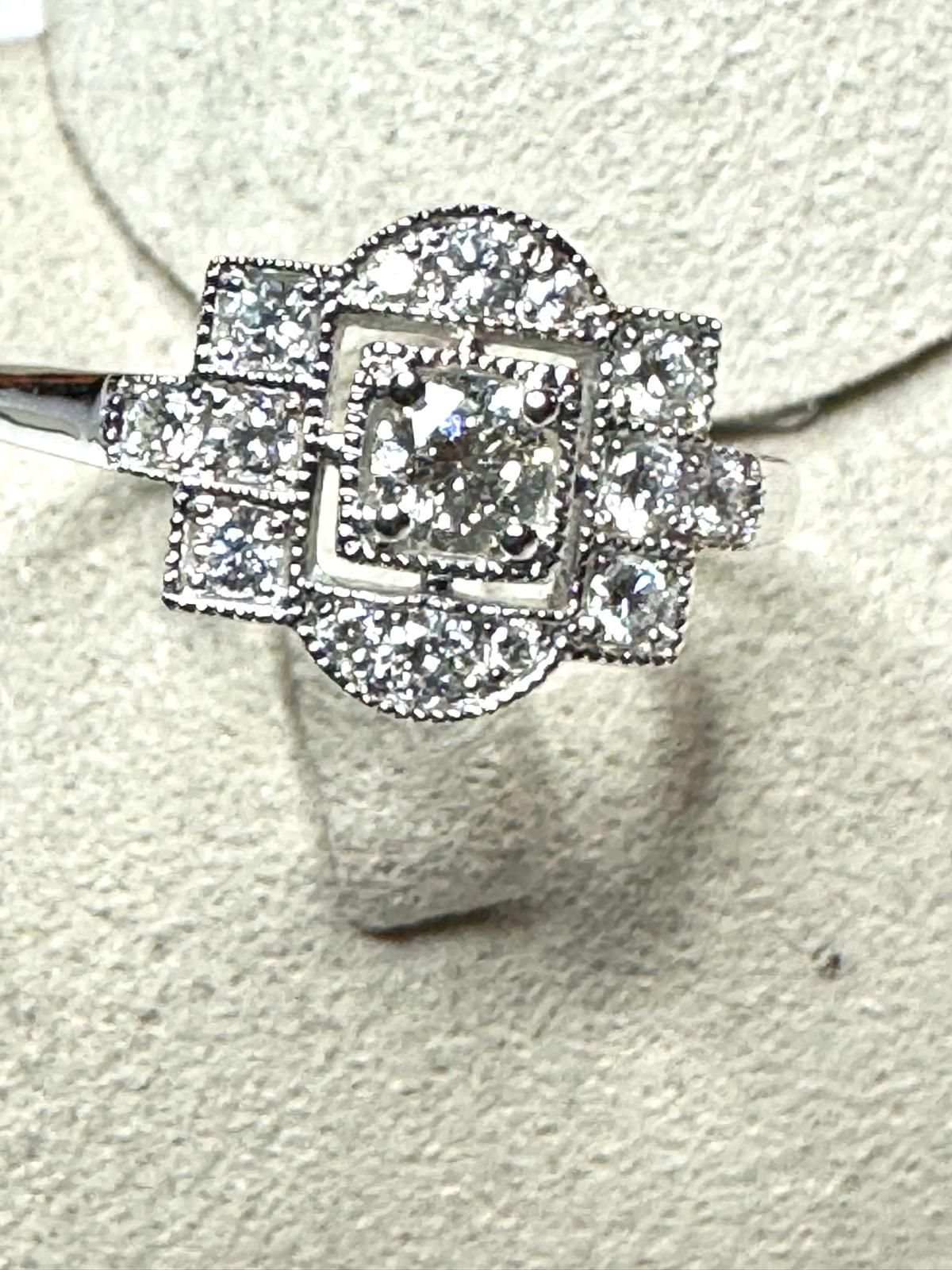 Bague neuve
Or blanc 18 carats 750/°°°
Avec un brillant central de 0.49 carat
Poids : 3.10 grammes
Prix de vente : 2150 .00 €