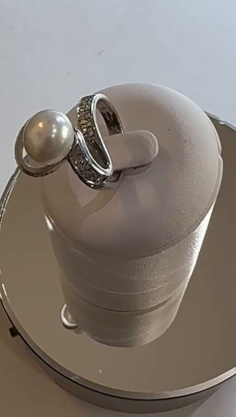 Tres belle bague créateur avec 0,43 ct de diamant taille brillant , et sa perle de culture , le tout sur or gris 18 carats 750/1000 …..
9,7 g
2100 euros ( exceptionnel)