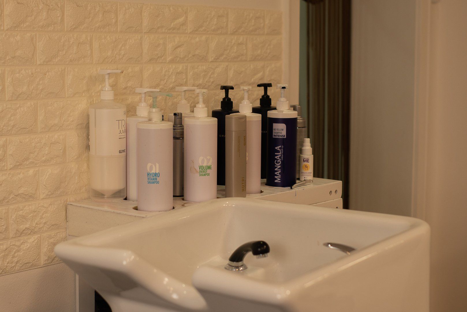 Produkte von GLYNT bei SC HAIRDESIGN vor einem Waschbecken