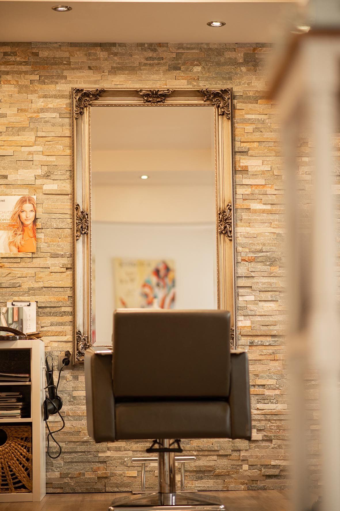 Friseursalon SC HAIRDESIGN in Steinmauern bei Rastatt: schöner Ledersessel für die Kundschaft vor einem Spiegel