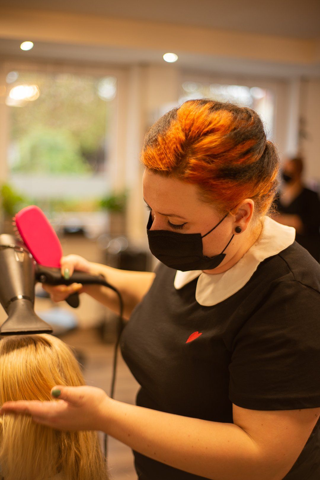 Snezana vom Friseur-Salon SC HAIRDESIGN beim Föhnen und Finish einer Kundin