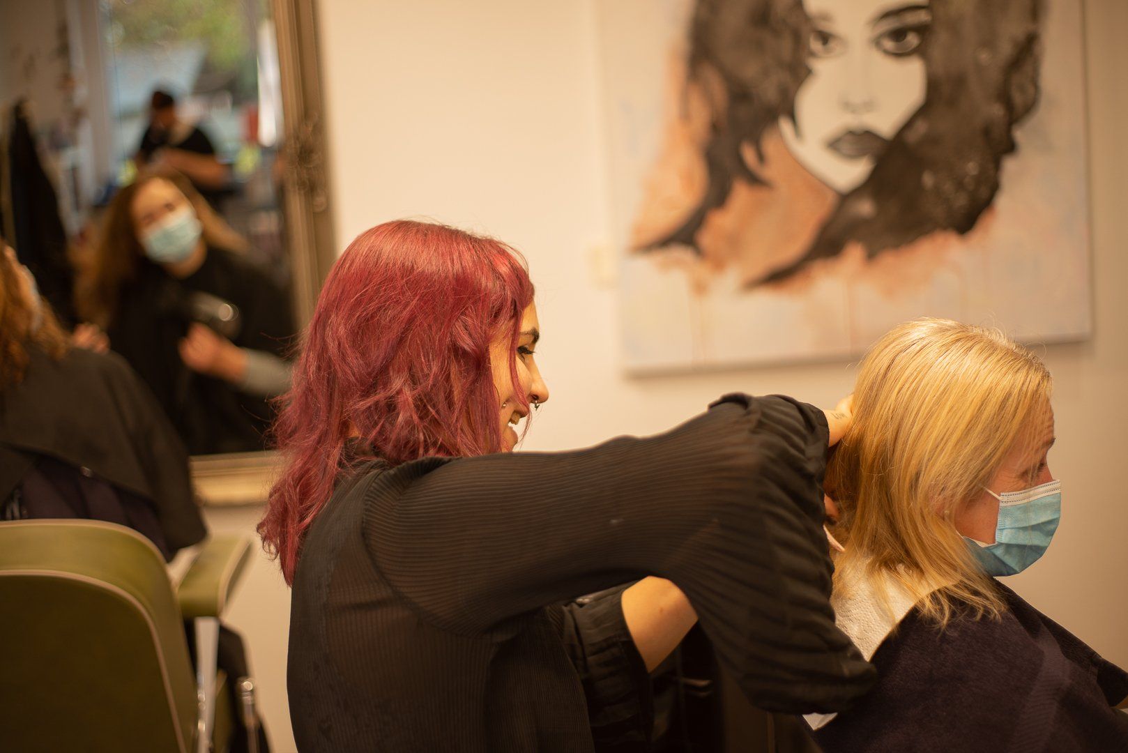 Haare schneiden beim Friseur SC HAIRDESIGN in Steinmauern bei Rastatt: fröhlich eine Kundin bedient