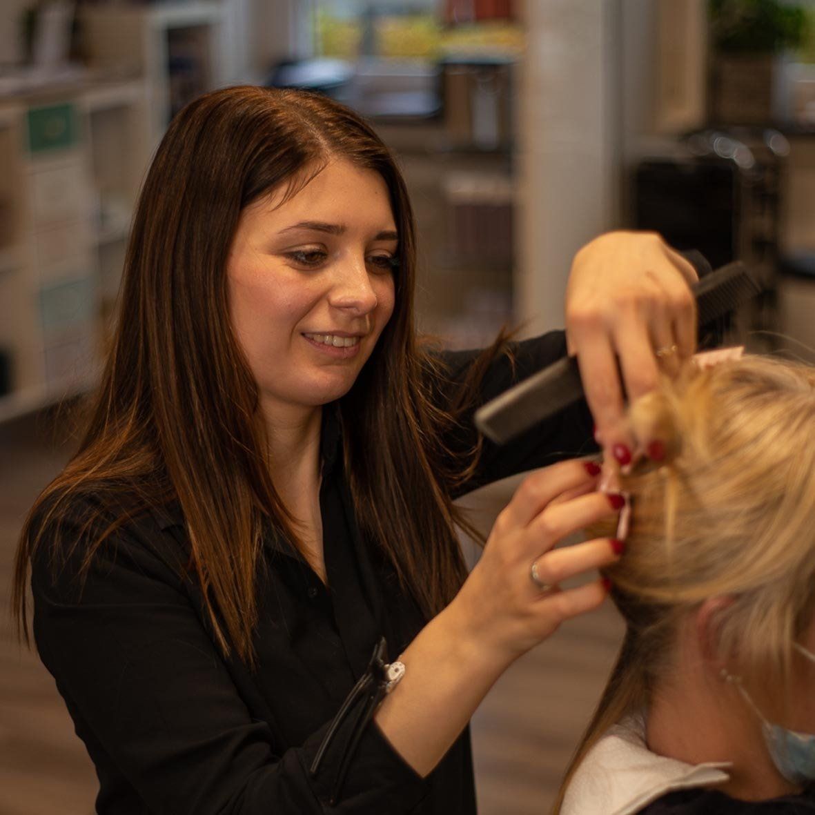 Haare stylen bei SC HAIRDESIGN: Friseurin bei der Arbeit