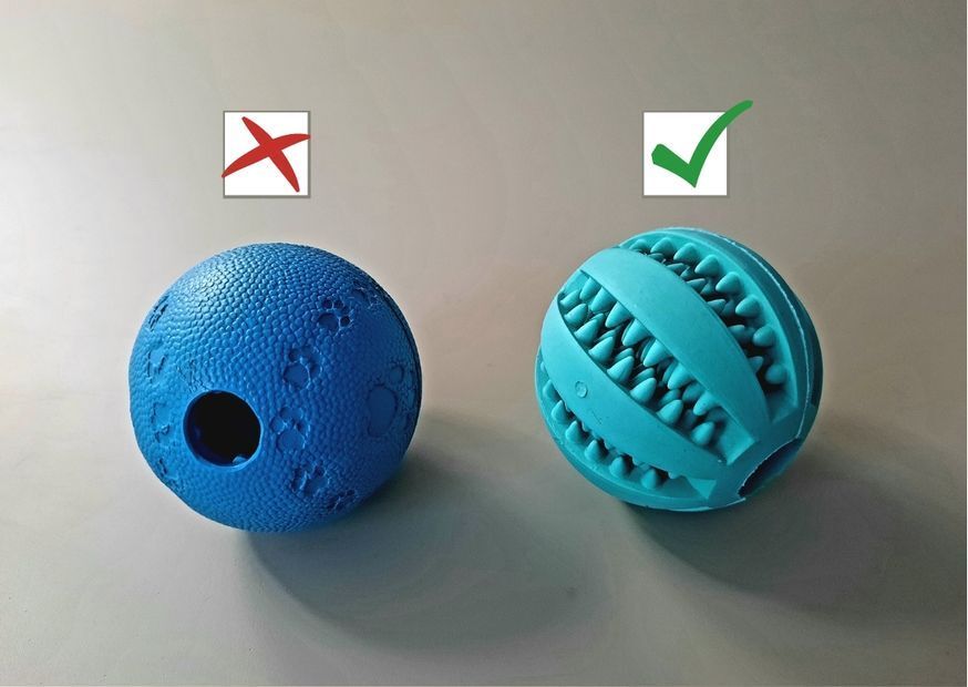 Zwei Futterbälle - einer mit grünen Haken, einer mit rotem Kreuz