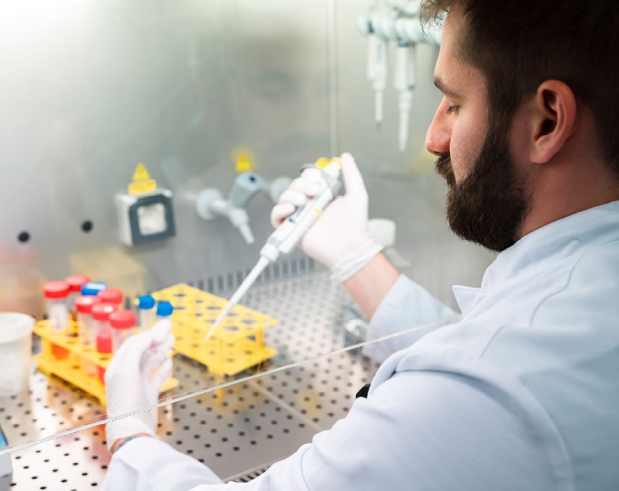 Said Kdimati, M. Sc. bei der Laborarbeit Said Kdimati, M. Sc. bei der Laborarbeit