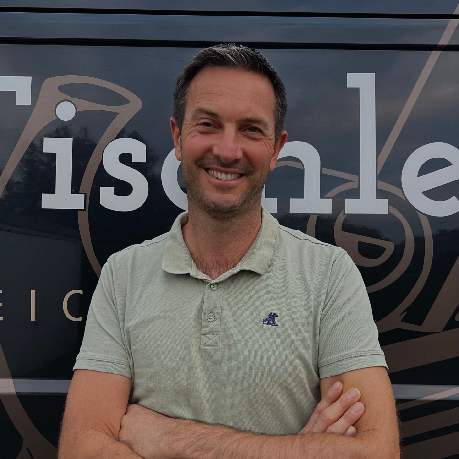 Profilbild Marcel vor seinem Auto