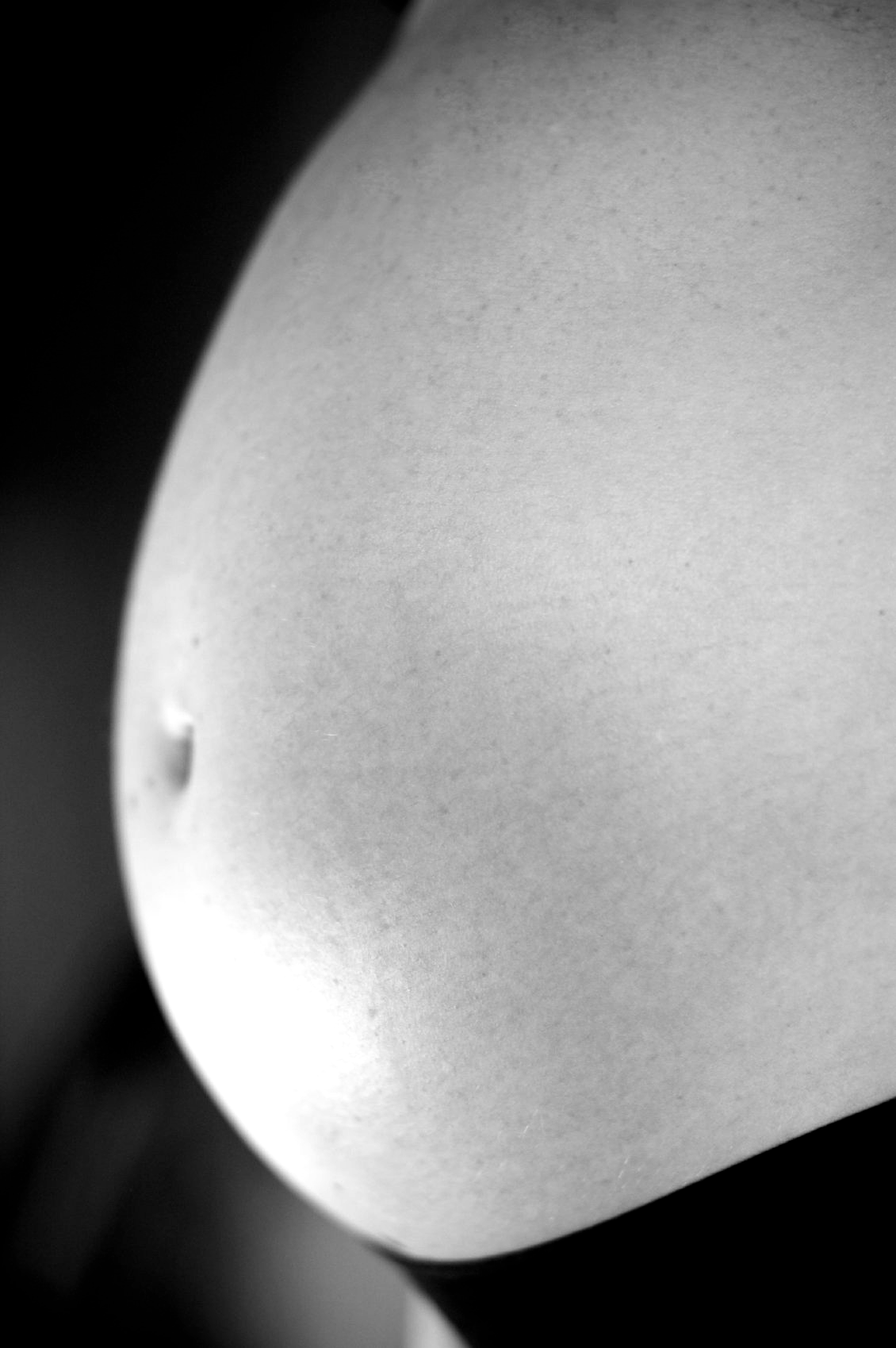 Der Bauch einer schwangeren Frau