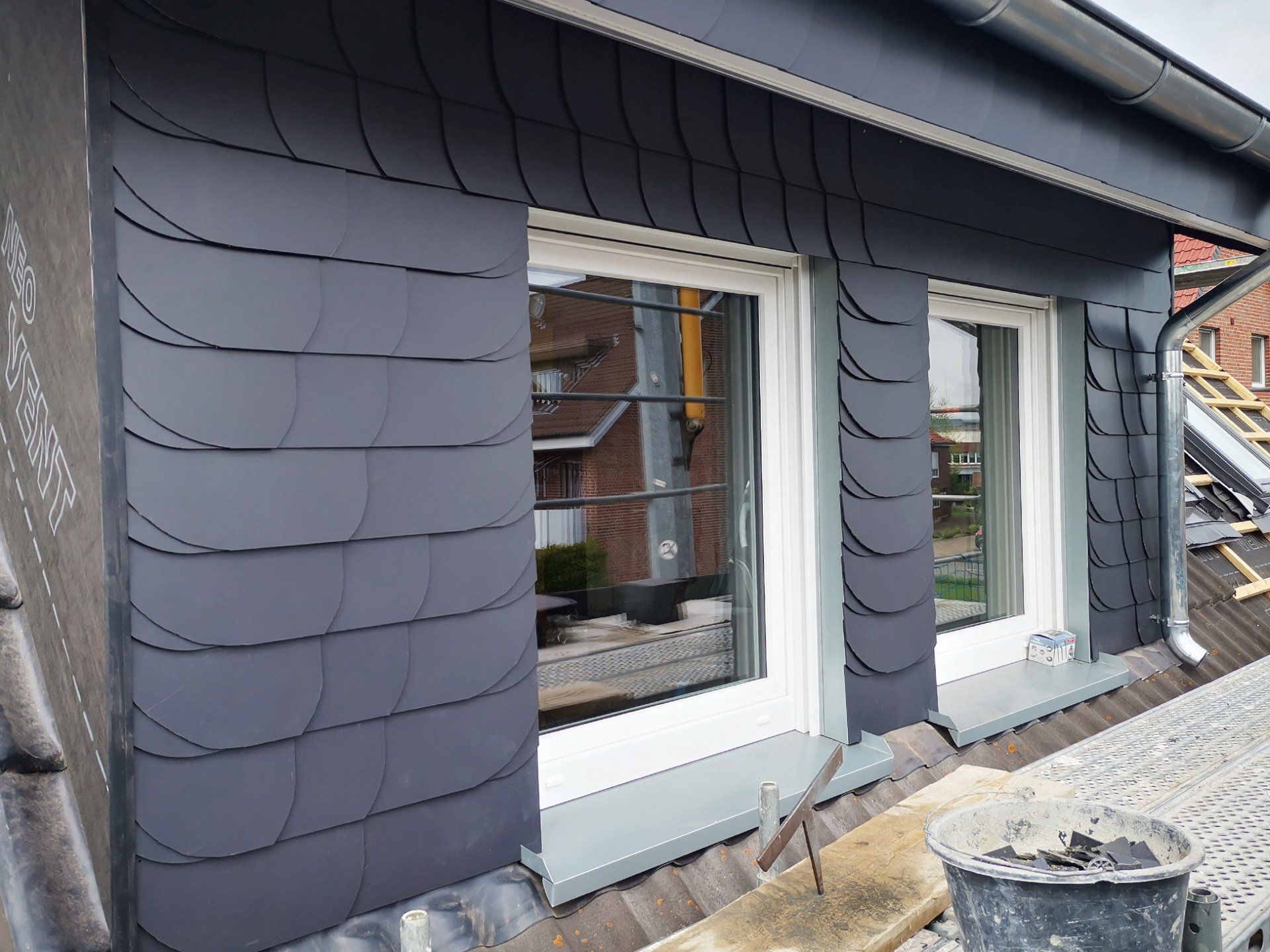 Umfassende Informationen zu Dachfenstern, inklusive Planung, Dämmung, Sicherheitsmaßnahmen und recht