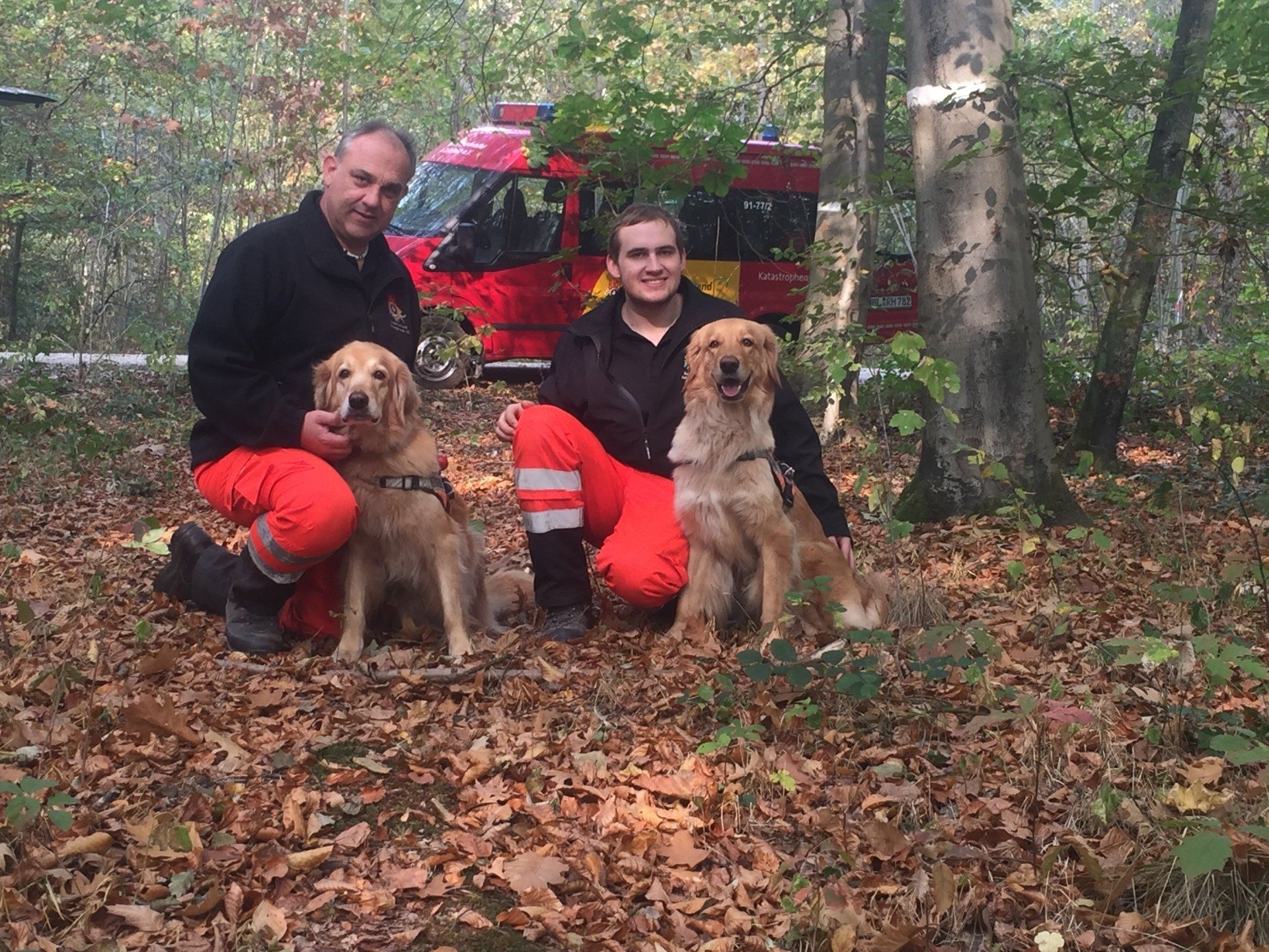 Dieter mit Caija und Patrick mit Fajara nach bestandener Prüfung Rettungshund