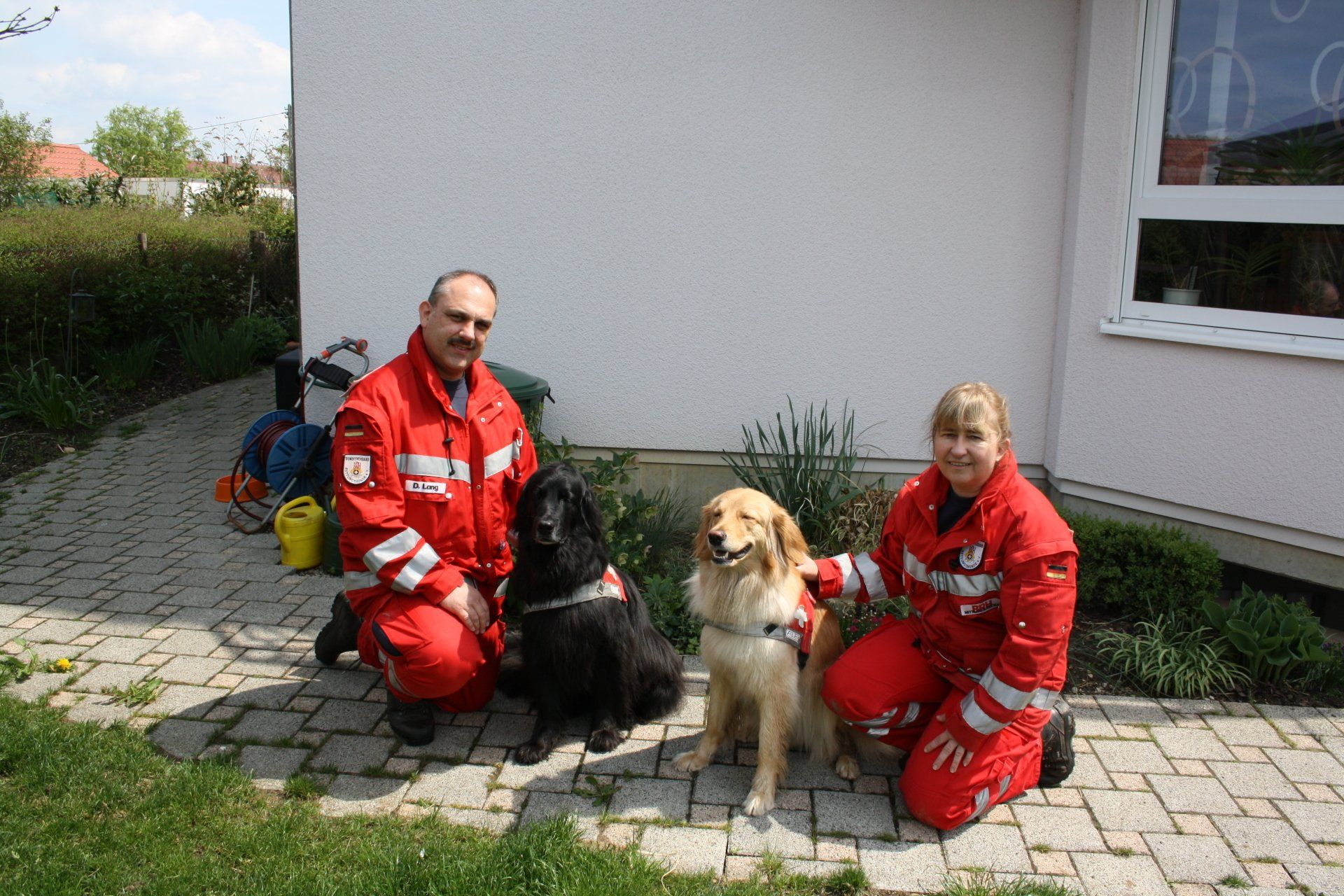 Eischa und Caija nach bestandener Prüfung Rettungshund