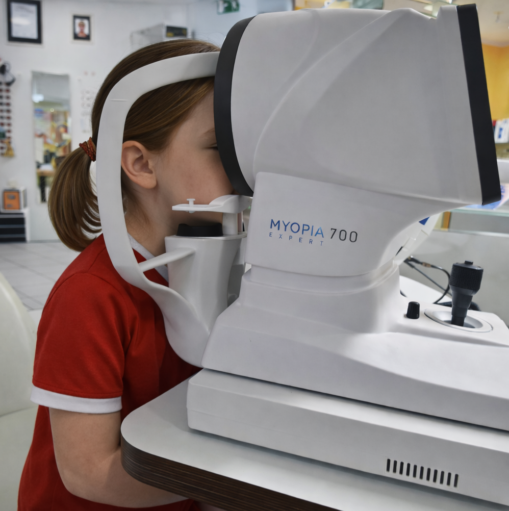 Mädchen hinter Myopia Expert 700