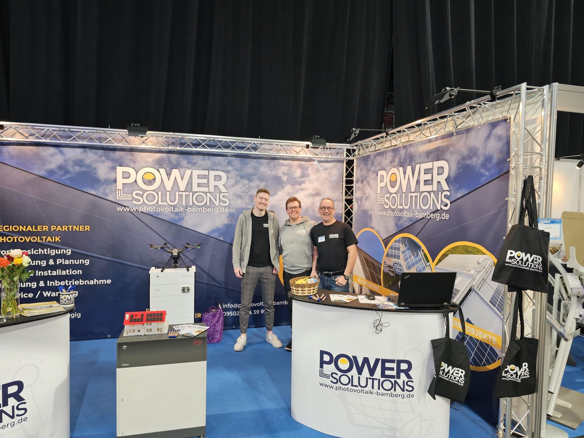Bild von der Immobilienmesse Franken und dem PowerSolutions Messestand samt Messeteam