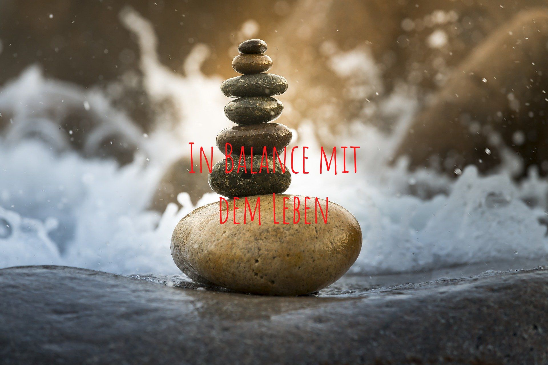 Turm aus Steinen mit Wasser im Hintergrund