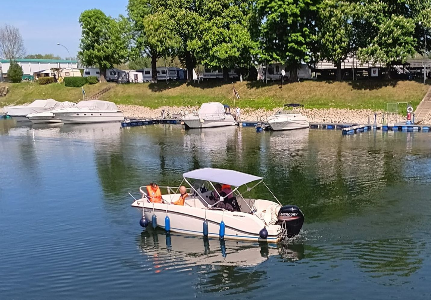 Schulungsboot der Bootschule Sailors´ Point Mannheim