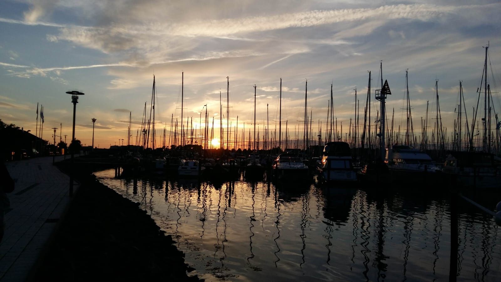 Hafenansicht mit Bootssteg