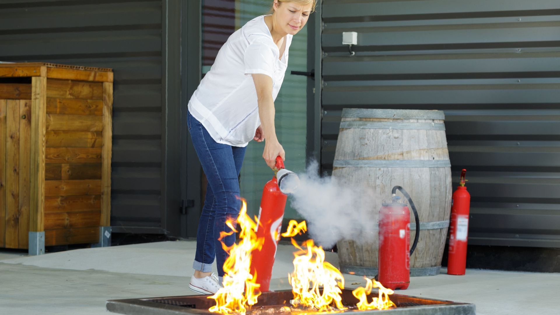 Brandschutztraining Frau löscht Feuer