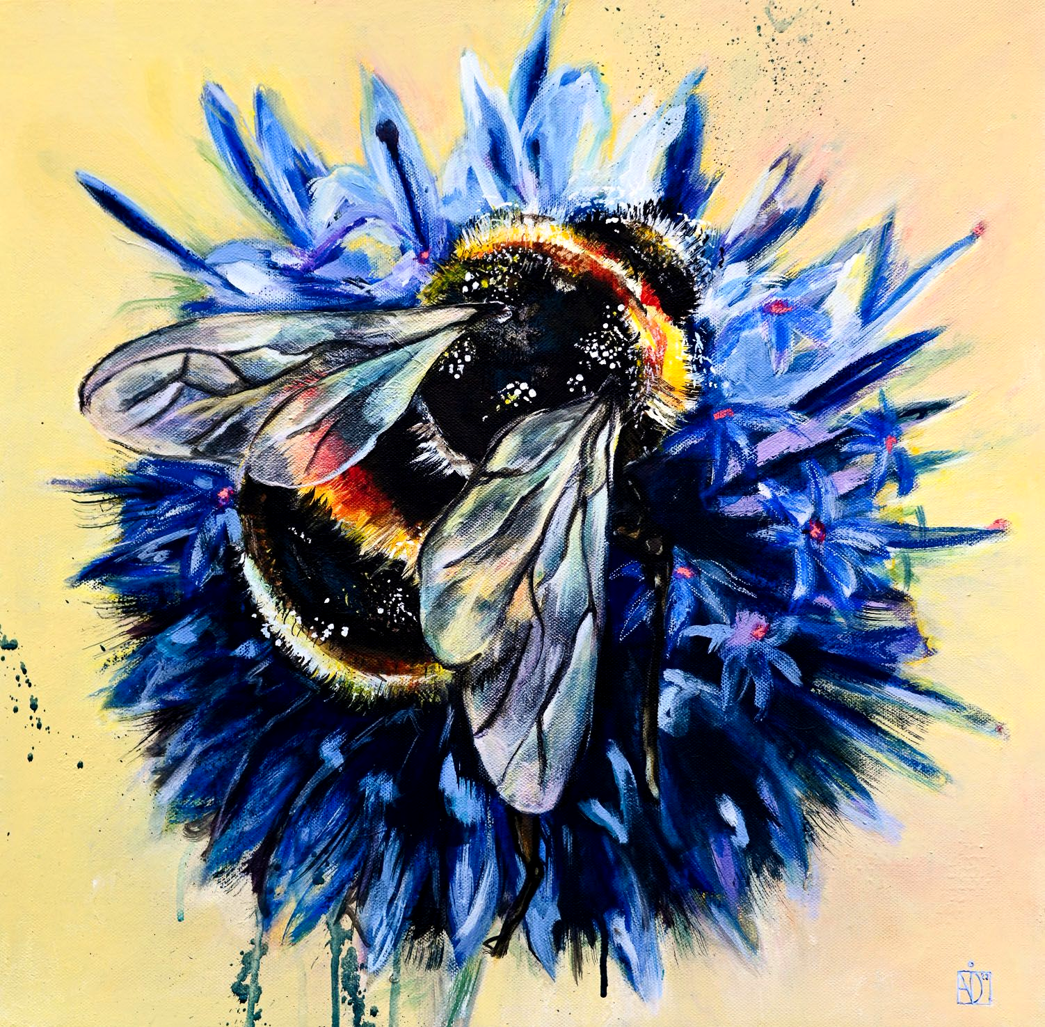 Im Zentrum der Farbe – die Hummel auf der Blüte, ganz im Moment.