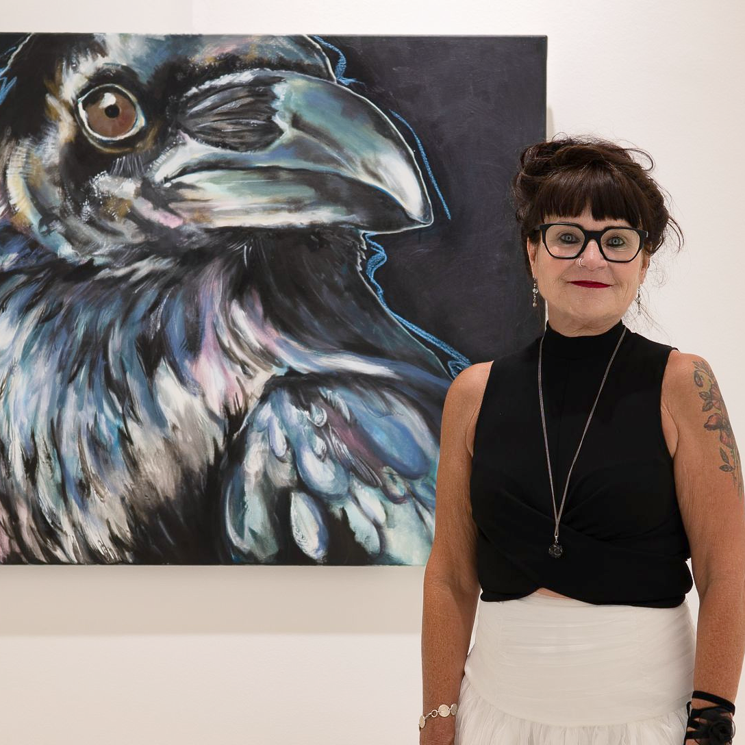 Daniela Heinki mit ihrem Gemälde des Raben