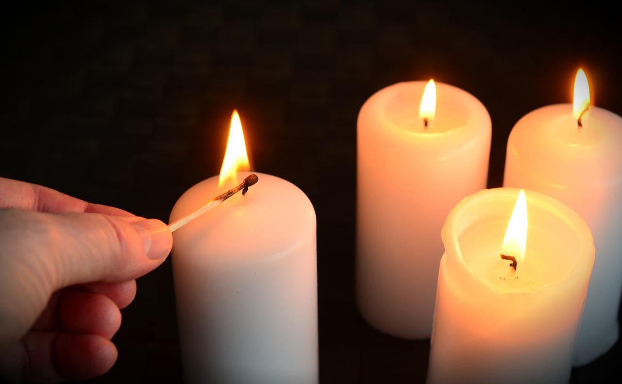 Brennende Kerze, welche Ruhe ausstrahlt