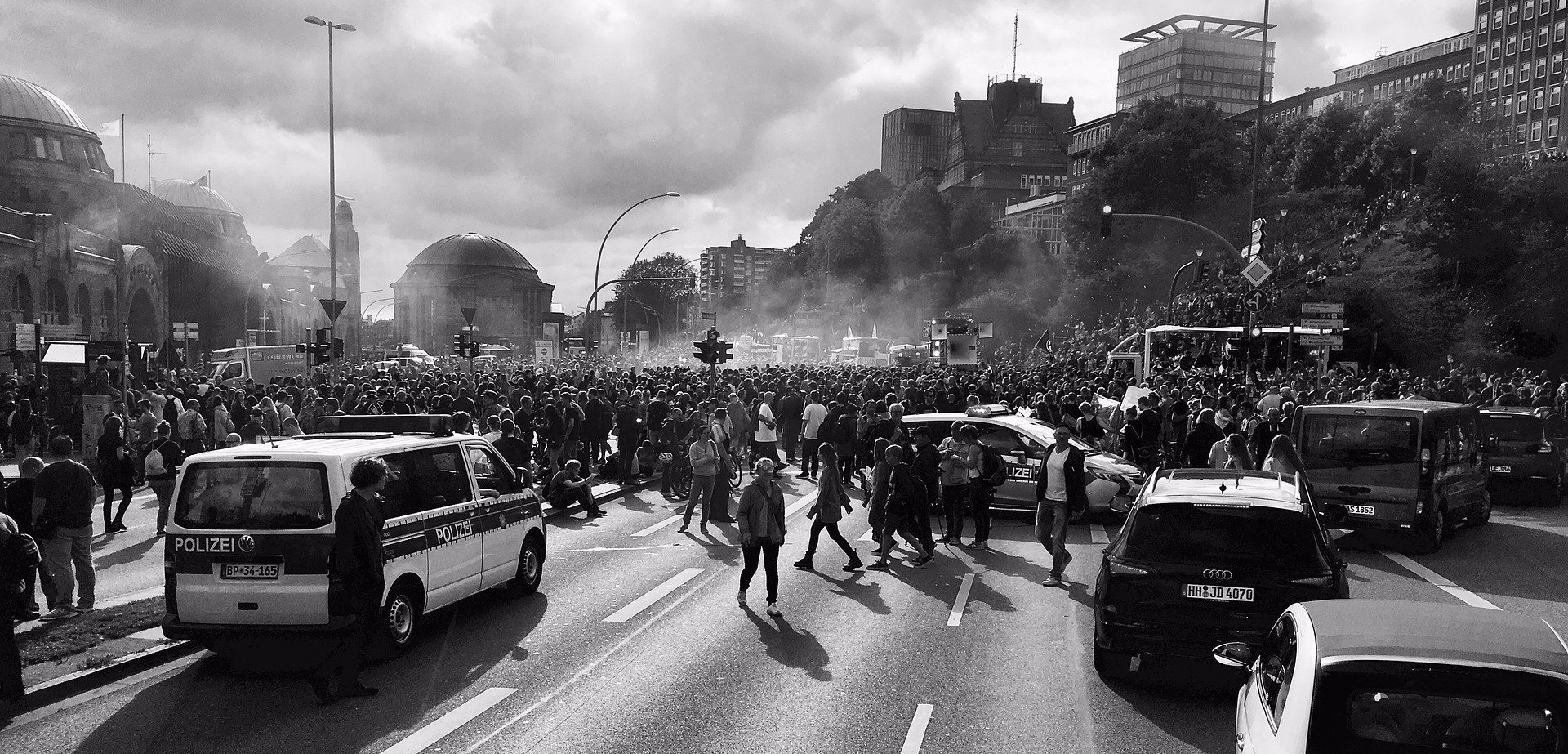 Wann liegt Landfriedensbruch bei einer Demonstration oder bei einem Fußballspiel vor?