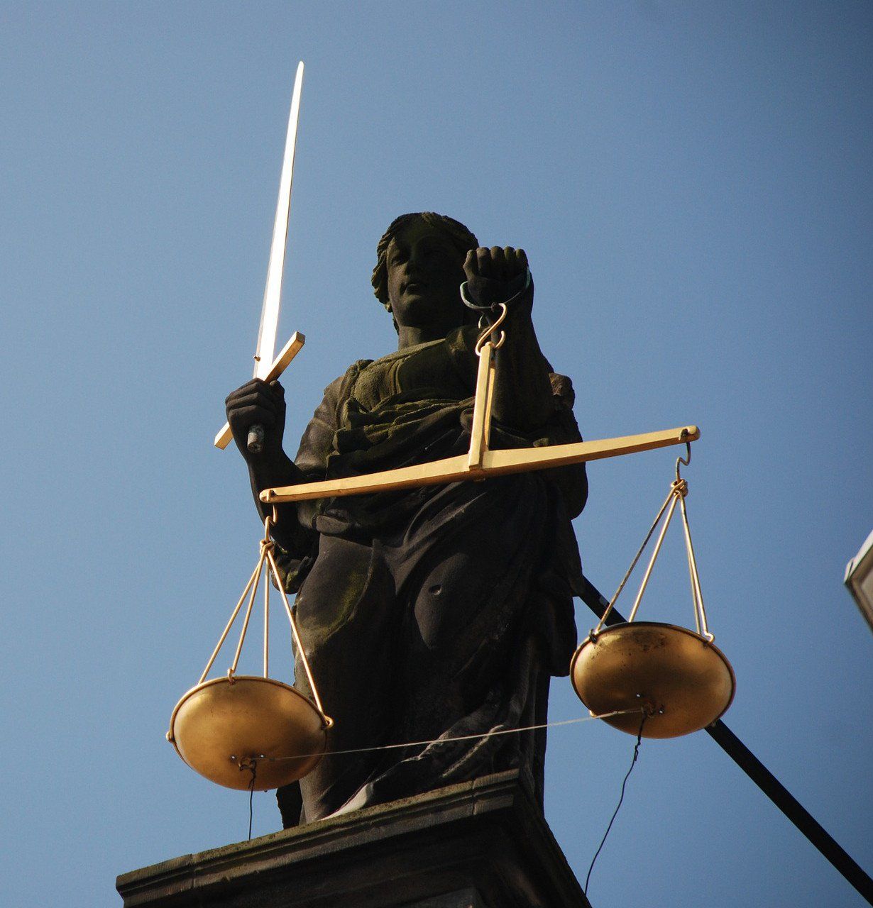 Strafbefehl als verkürztes Urteil wegen einer Straftat. Rechtsanwalt Wunderlich aus Regensburg hilft