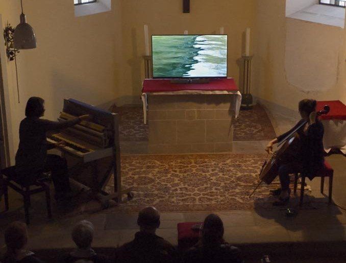 Die Cellistin Sue Schlotte bei einem Konzert im Rahmen vom Projekt LichtesRauschen.