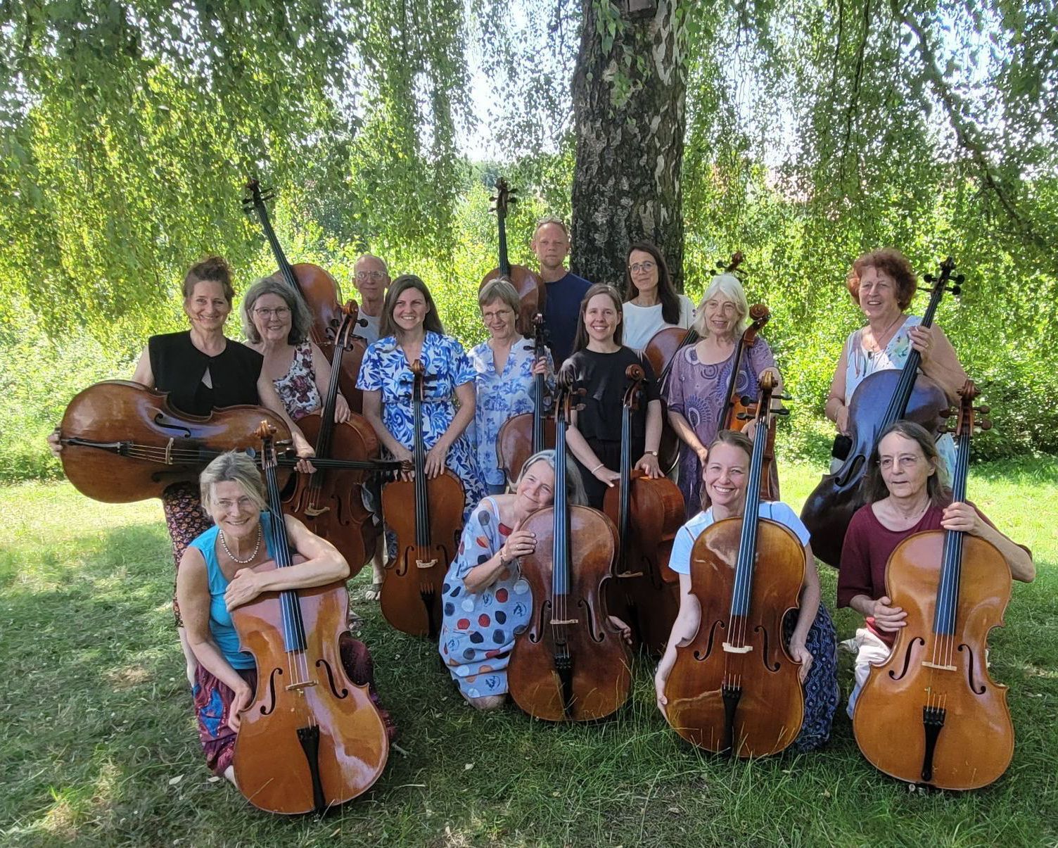 Cellistin Sue Schlotte mit der CelloByHeart Community ein Programm für Cello und Improvisation für Cellist*innen.
