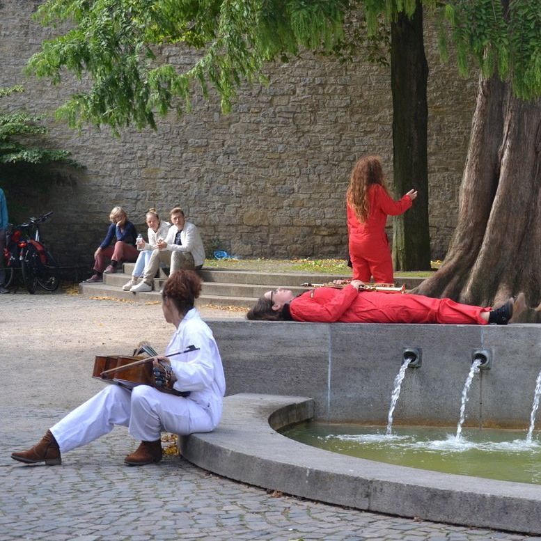 Die Cellistin Sue Schlotte mit ihrem Cello im Rahmen eines Auftritts im Freien.
