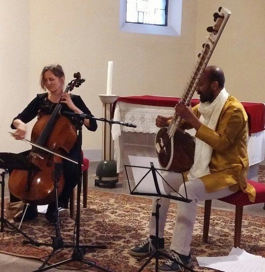 Die beiden Musiker Hindol Deb und Sue Schlotte bei einem Auftritt.