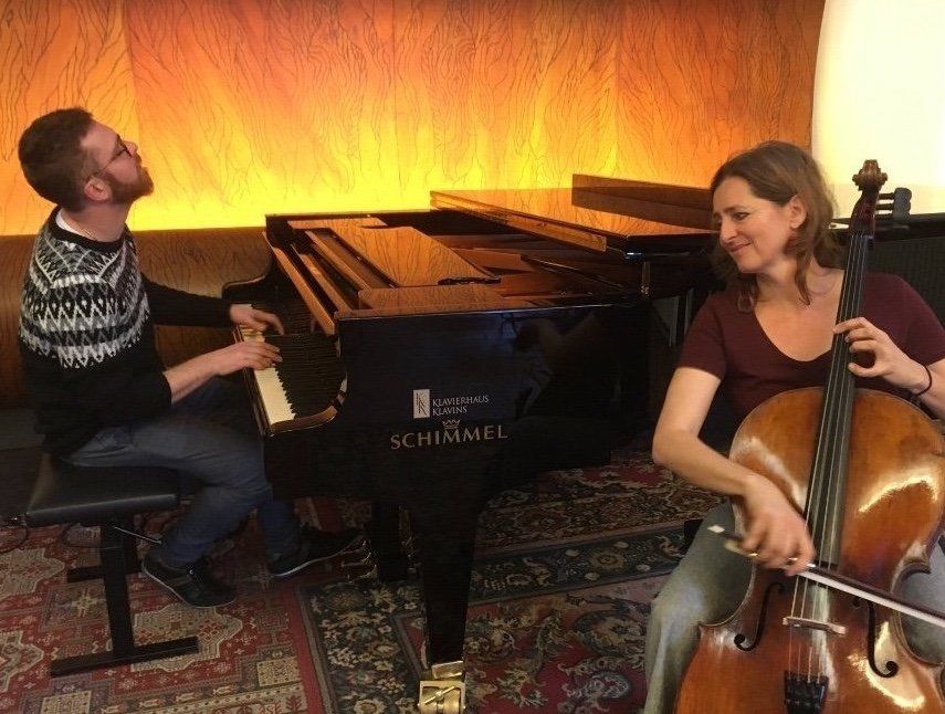 Luis Berra am Flügel und Sue Schlotte am Cello – live musizierend im Raum bei einer künstlerischen Zusammenarbeit.