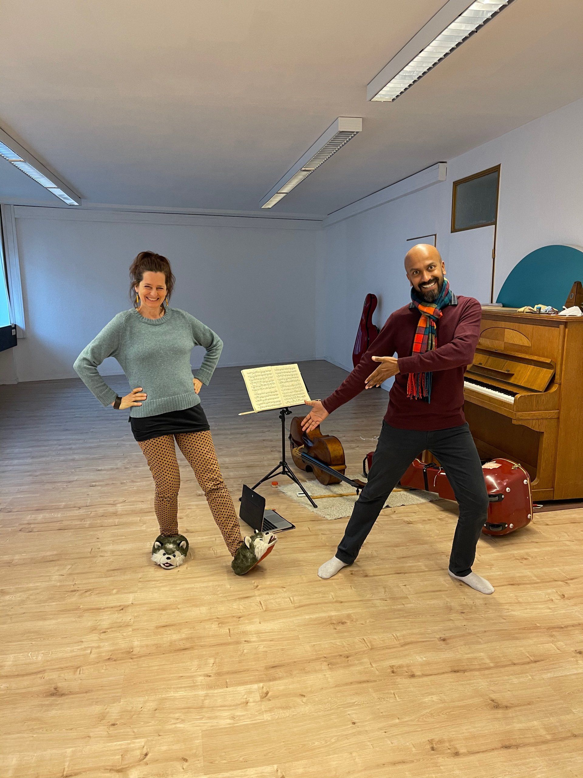 Die beiden Musiker Hindol Deb und Sue Schlotte im Probenraum.