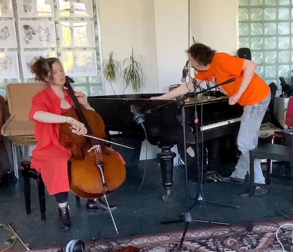 Sue Schlotte am Cello und Roman Stolyar am Flügel bei einem gemeinsamen Auftritt – Duo für Improvisation.