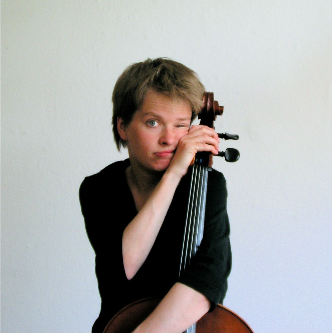 Cellistin Susanne Paul mit ihrem Cello.