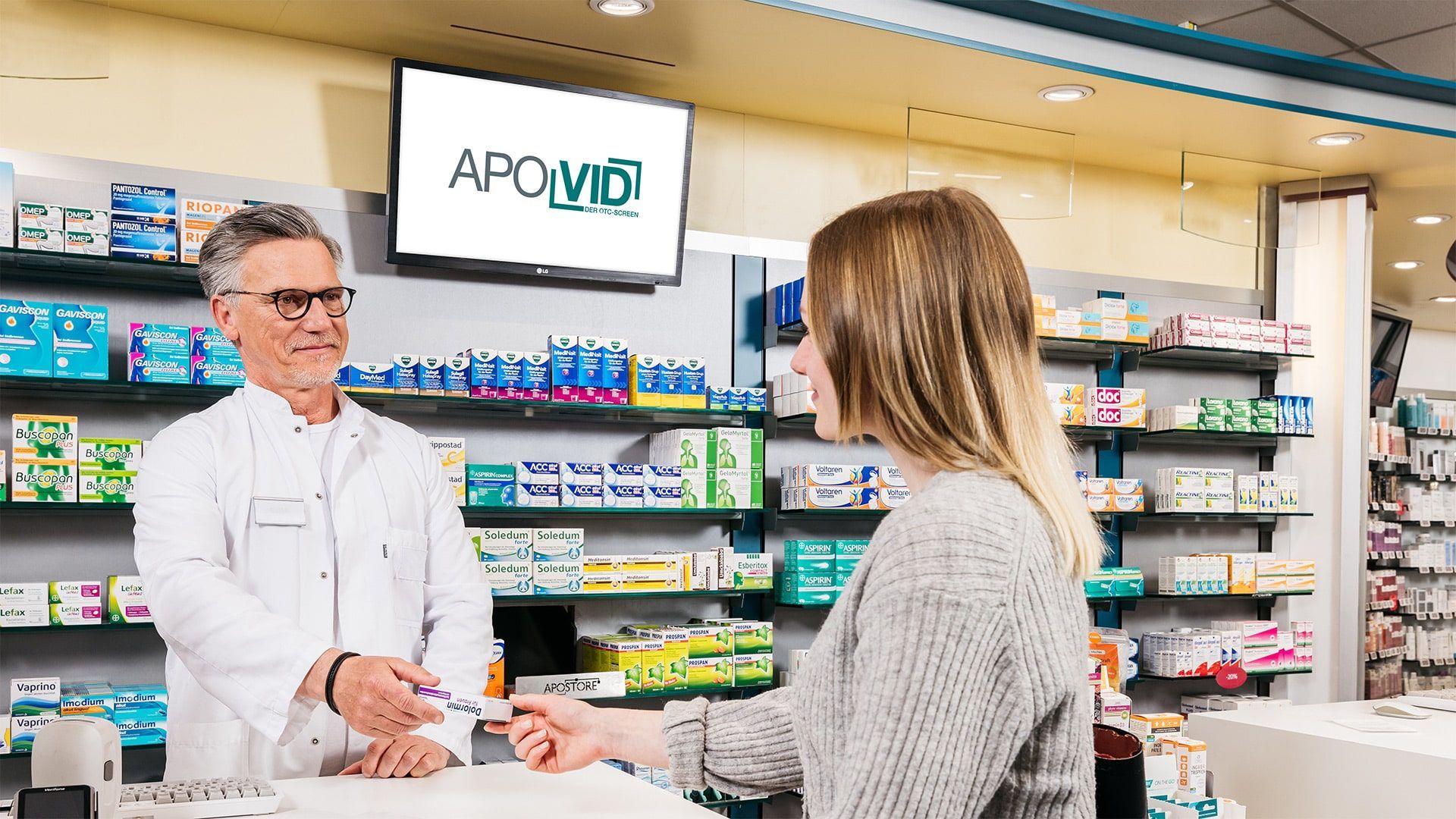 Persönliche Beratungsszene in der Apotheke – ein Apotheker unterstützt eine Kundin bei ihrer Auswahl, Fokus auf Vertrauen und Kundennähe. Make up und Haarstyling ist natürlich