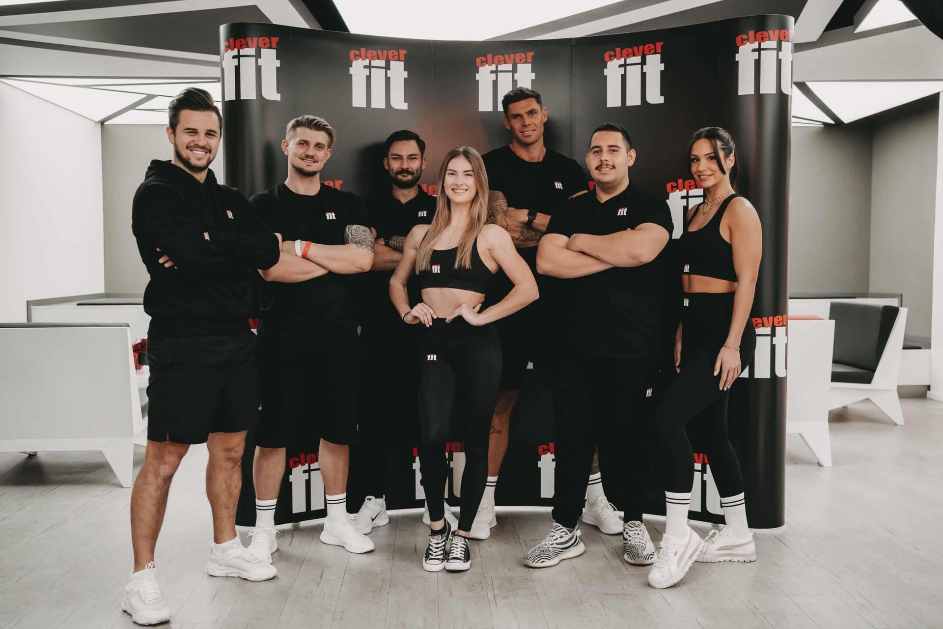 Styling für Gruppenfoto in einem Fitnessstudio.