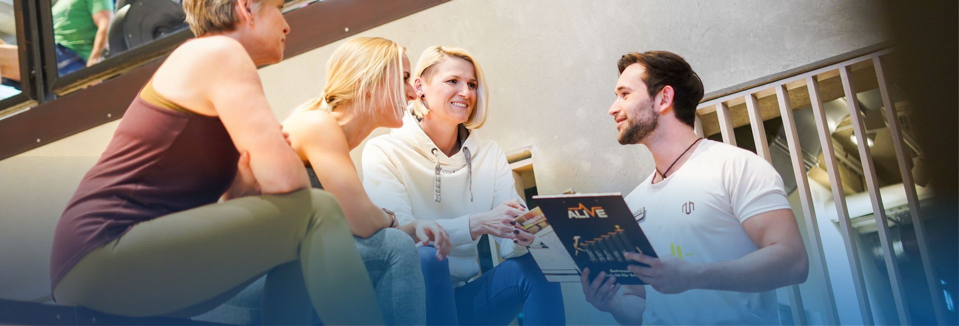 Trainer zeigt neuen Kundinnen das Fitnessstudio – individuelle Betreuung und Einstiegshilfe bei Hardy’s Fitness