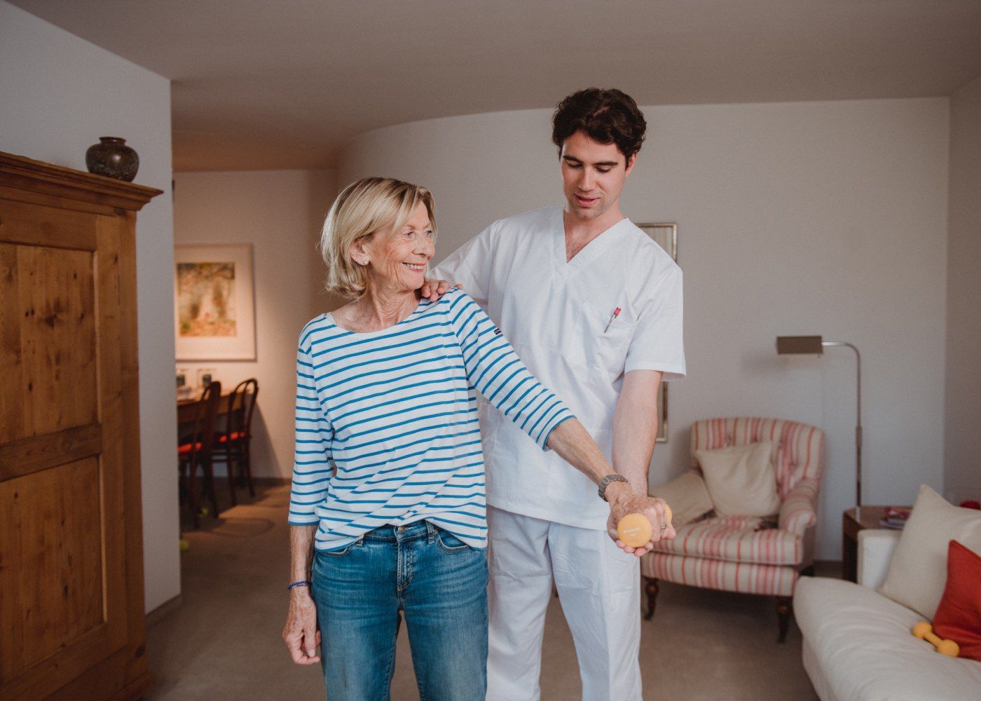 Styling für eine Szene, in der ein Therapeut die Lindera App am Handy nutzt. Fokus auf Natürlichkeit, Alltagssituation und techniknahes Gesundheitssetting