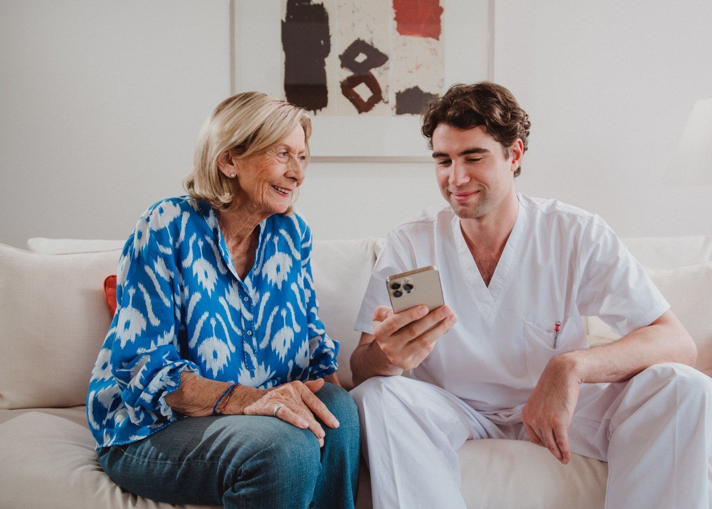 Hair & Make-up Styling für eine Aufklärungsszene – ein Therapeut erklärt einer Patientin die Nutzung der Lindera App. Dezent gehaltenes Styling für Nähe und Vertrauen