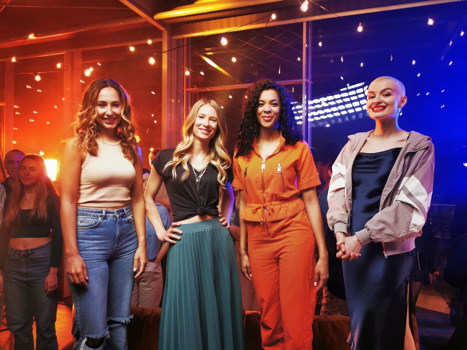 Tanzszene aus dem M-net Werbespot „Geile Partys beginnen mit einem Klick“ – Hair & Make-up Styling für dynamisches On-Camera-Licht und Club-Atmosphäre