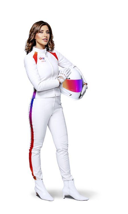 Jana Azizi mit weißem Overall und Helm unter dem Arm – professionelles Styling für Sky-Werbung, umgesetzt von Hair & Make-up Artist München.