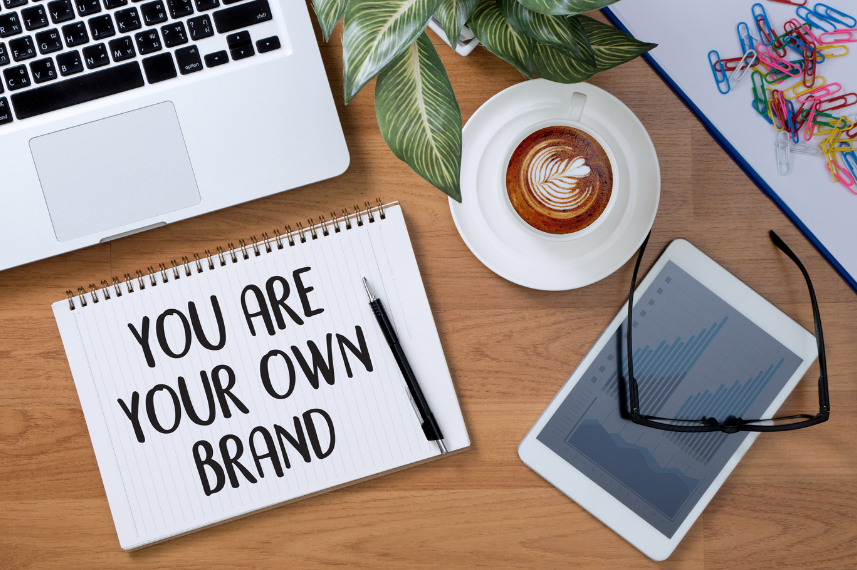 Auf einem Block steht mit schwarzem Stift geschrieben: you are your brand