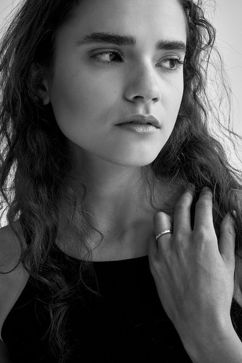 Eine junge Frau trägt Schmuck der Marke purman in Silber. Make-up sehr natürlich, no make-up look.